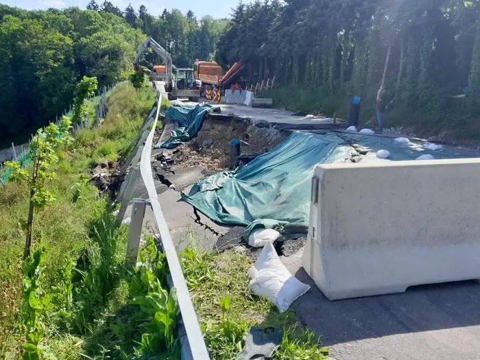 Mit Planen hat man Teile abgedeckt, damit nicht noch mehr Regen ins Erdreich dringt