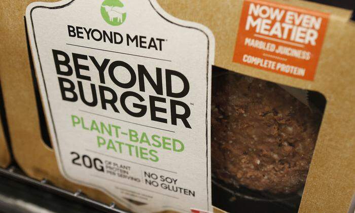 Burger-Patties von Beyond Meat. Die Werbung im roten Sticker lautet: "Jetzt noch fleischiger"