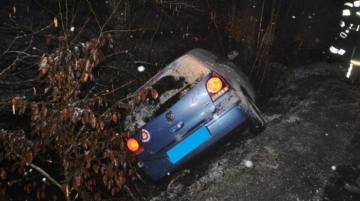 Der Wagen drohte in einen hochwasserführenden Bach zu stürzen. Die Feuwehren konnten ihn sichern und die eingeklemmte Lenkerin bergen.