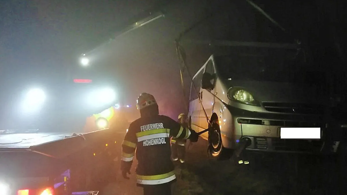 Bergung des Kleintransporters beim Schloss Stadl
