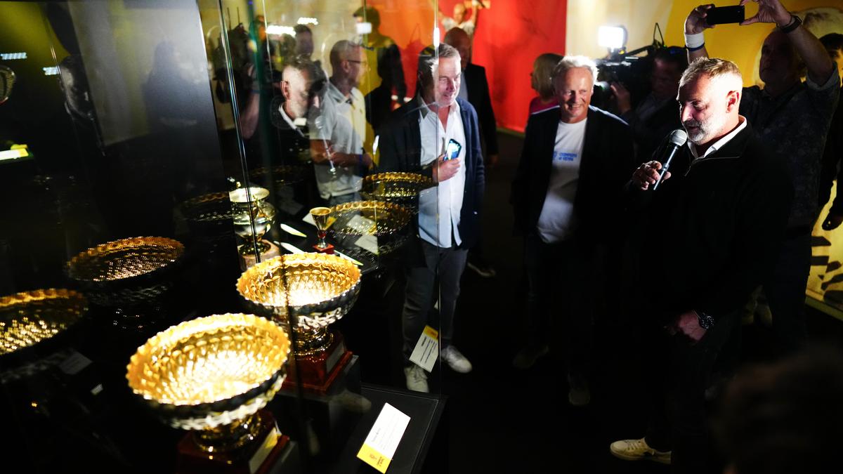 Thomas Muster bei der Präsentation seiner Pokale 