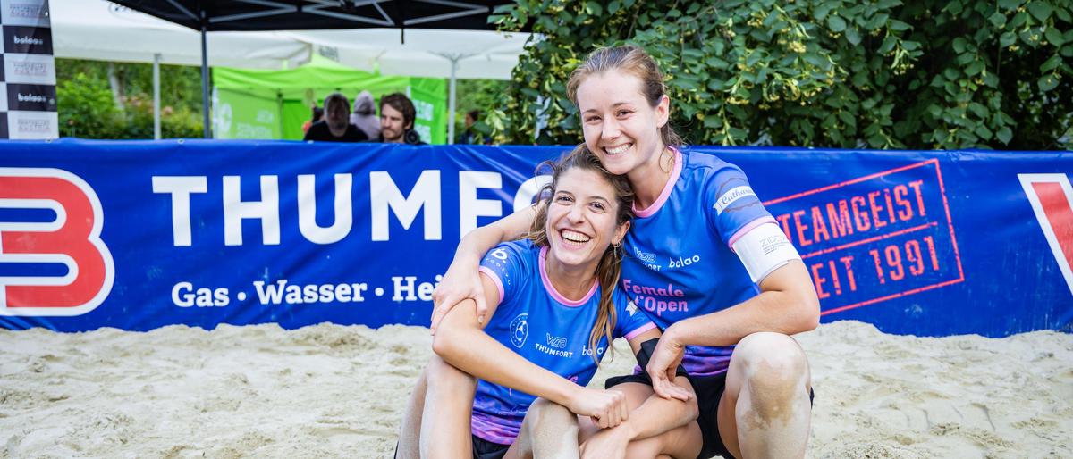 Antonia Missethan (l.) und Julia Rauch (r.) sind seit 2021 ein unschlagbares Damen-Duo im Sand