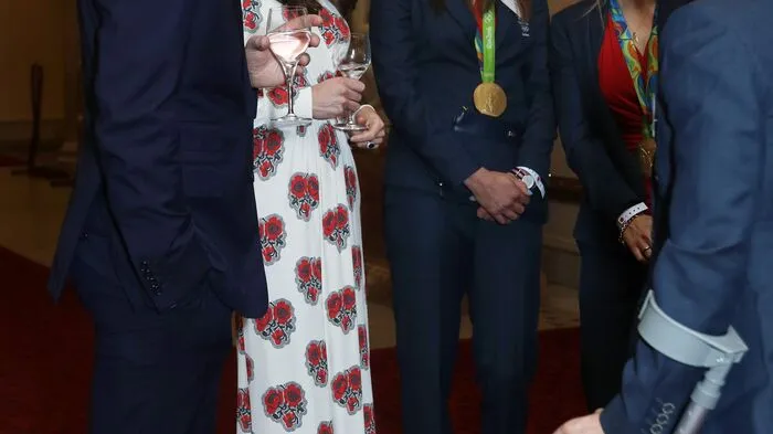 Im April 2011 gab Kate Middleton in einer Spitzenrobe von Alexander McQueen dem britischen Thronfolger Prinz William das Ja-Wort. Seitdem sorgt sie als Herzogin von Cambridge immer wieder für Aufsehen mit ihrem Modestil. 