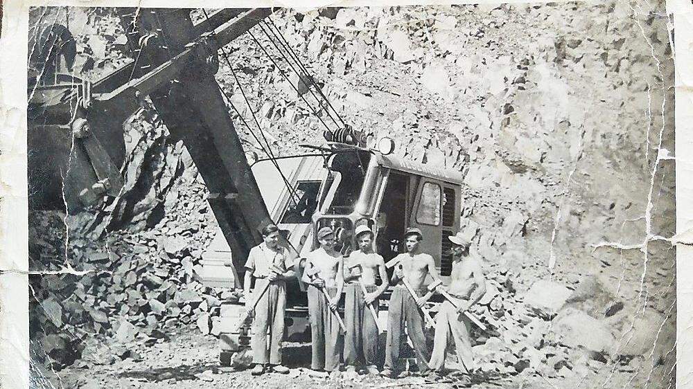 Anfangs in Handarbeit später mit technischen Hilfsmitteln bauen Arbeiter im Klöcher Steinbruch Basalt ab