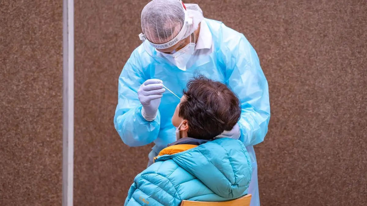 ABD0067_20210115 - ST. JOHANN - ÖSTERREICH: Entnahme des Testabstriches während PCR-Testungen im Bezirk Kitzbühel nach Mutations-Verdachtsfällen in Jochberg am Freitag, 15.1.2021 in St. Johann in Tirol. - FOTO: APA/EXPA/JOHANN GRODER