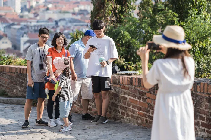 Kein Wunder, dass Bewohner wie Touristen schattige Plätze suchen oder sich mit kühlen Getränken und mit Eis abkühlen.