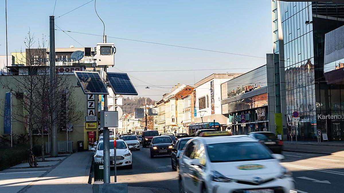 Eine der sieben neuen Rotlichtblitzer, die seit dem Spätsommer/Herbst in Betrieb sind, steht gegenüber der Grazer Stadthalle