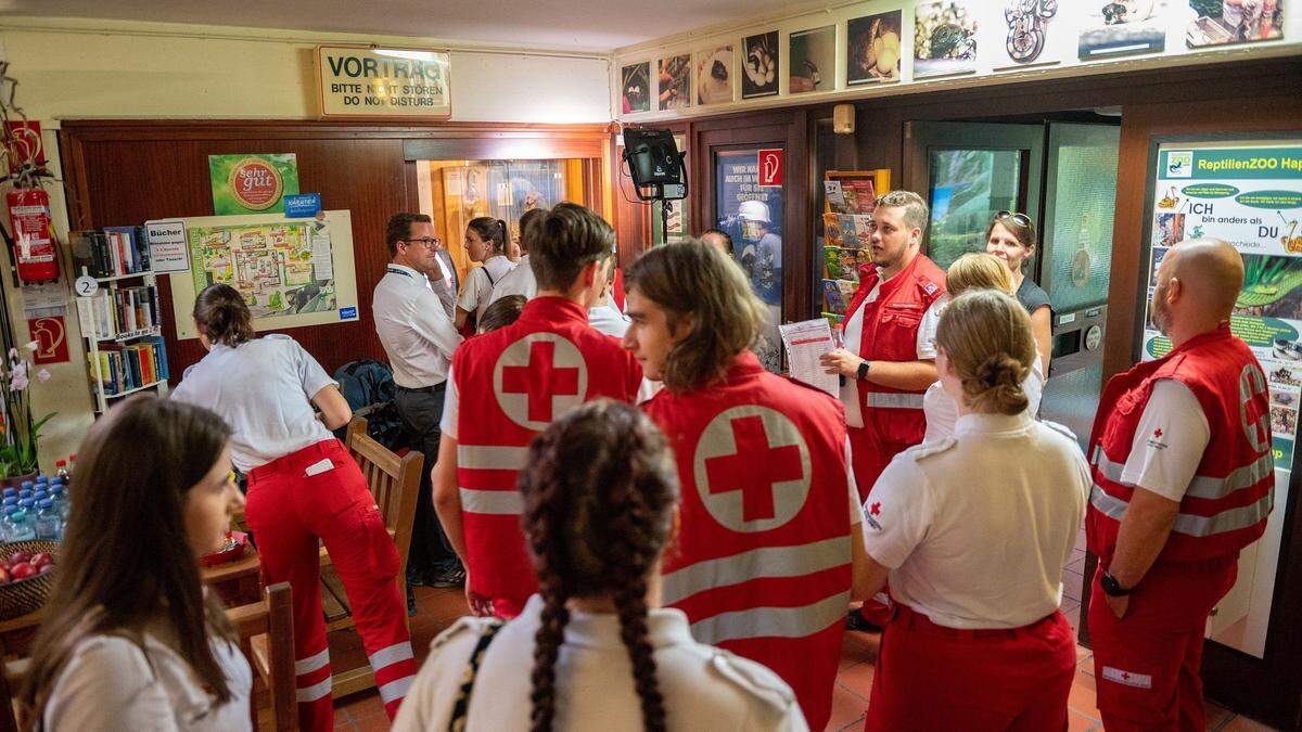 Großes Interesse von Rot-Kreuz-Mitarbeitern und Mitarbeiterinnen im Reptilienzoo Happ in Klagenfurt