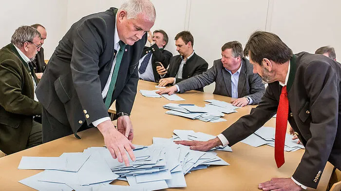 Franz Kogler, Rochus Münzer und das Team rund um die Wahlkommission hatten am Palmsonntag alle Hände voll zu tun 