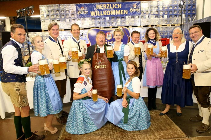 Den frischen Bock einem Geschmacks- und Schaumwerttest unterzogen unter anderen Hirter Geschäftsführer Klaus Möller, Hirter-Lady Astrid Matchett-Krenn, Braumeister Raimund Linzer, Österreich-Verkaufsleiter Willi Schnitzler, Humanomed Althofen-Verwaltungsleiter Markus Terkl, Treibacher Industrie (Tiag)-Betriebsleiter Christian Klaming, „Schönbauer“-Wirt Othmar Schaflechner, Filmprofi Andreas Sacherer, „Speckkaiser“ Stefan Seiser, Faschingsgilde Althofen-Präsident Bernhard Seidl, Busunternehmer Josef Reinsberger, „Speckladle“-Wirt Christian Höferer, Feuerwehrkommandant Thomas Köfer sowie Trachtenexperte Max Strohmaier. 