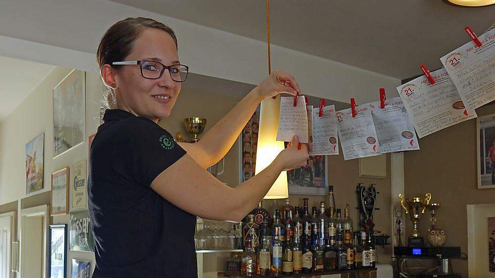 Jasmin Janosch arbeitet im Café Barletti in Langenwang	