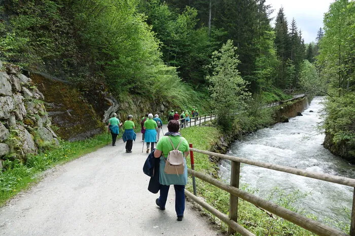 Beim Weg durch die Klamm bilden sich schnell Grüppchen