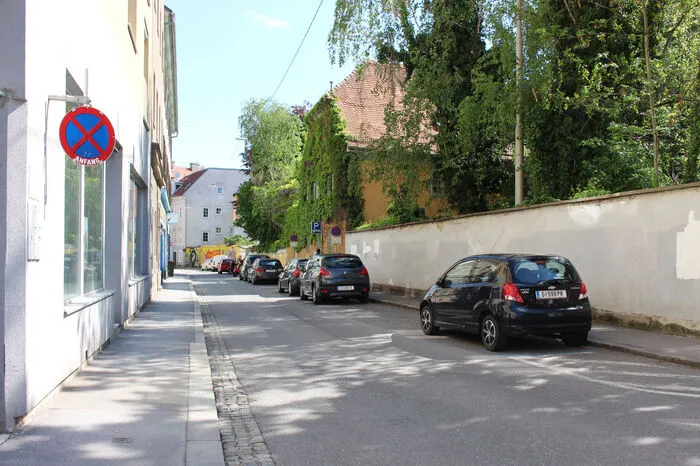 Ist-Zustand: In der Feuerbachgasse ist eine große Schule rechts, das Bad zur Sonne links und in der Mitte – ein Parkplatz anstatt eines Parks. Daniela Mrazek würde die Feuerbachgasse in eine Wohnstraße verwandeln...
