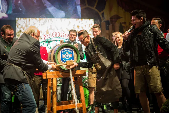 Dieses Wochenende und am nächsten Dienstag vor dem Feiertag hat das Oktoberfest geöffnet.