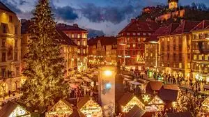 Sujet, Christbaum, Weihnachtsbaum, Feature, Advent,Hauptplatz,  Adventmarkt, Glühwein, Winter, Winterzeit, Innenstadt, Graz aufgenommen am 11.12.2018