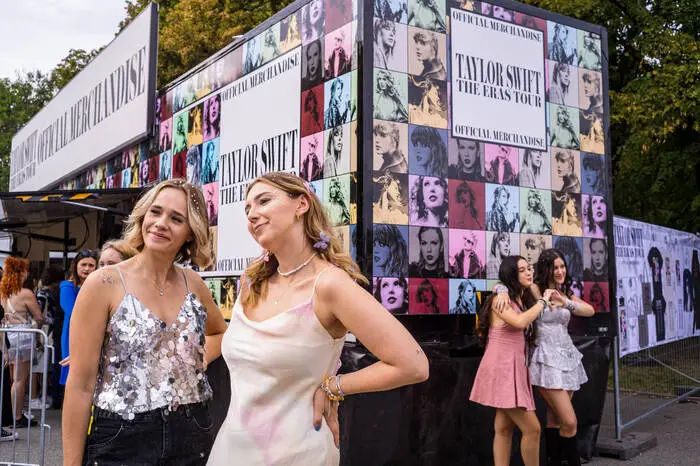 Während der Europa-Tour zeichnete sich eine weitere Besonderheit, das „Tay-gating“, ab: Tausende Fans trafen sich vor den jeweiligen Stadien, um auch ohne Ticket in den Genuss von Swifts Musik zu kommen. Allein in Madrid und in München pilgerten rund 50.000 Fans in glitzernden Outfits zu den Konzerten.