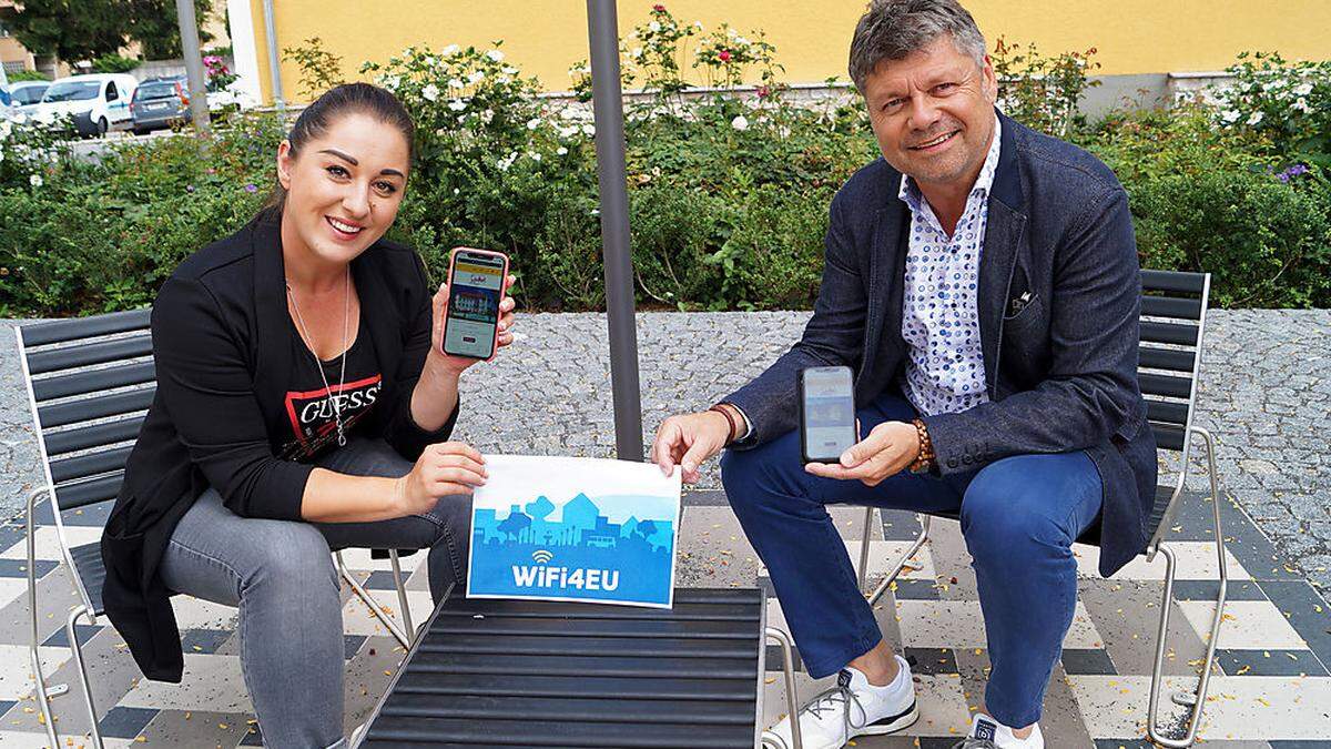 Daniela Richtig (links) vom Spittaler Stadtmarketing und Bürgermeister Gerhard Pirih nutzen das Gratis-WLAN bereits