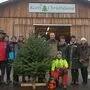 Christbaum-Bauer Karl Sackl (3. von links) mit den Teilnehmern des Projektes