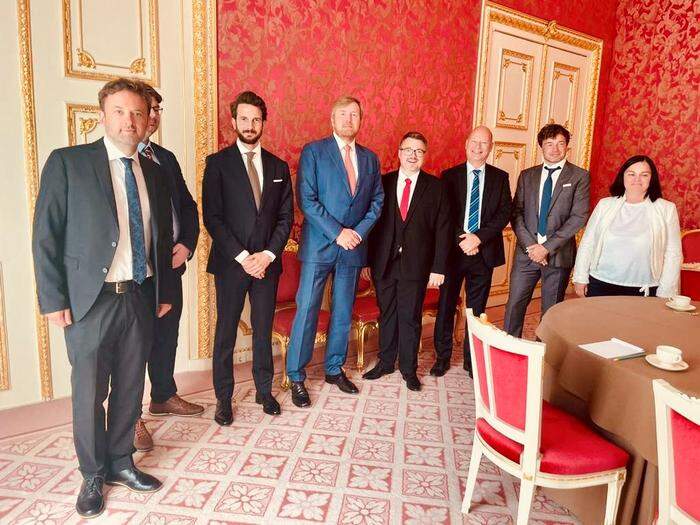 König Willem-Alexander mit der Journalistenrunde aus Österreich (Autor dieses Artikels ganz links)