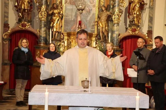 Die Auferstehungsmesse zelebrierte von Diakon Werner Simonitti, die musikalisch von der Oster-Chorgruppe „SCHOLA“ der Pfarre Tiffen umrahmt wurde.