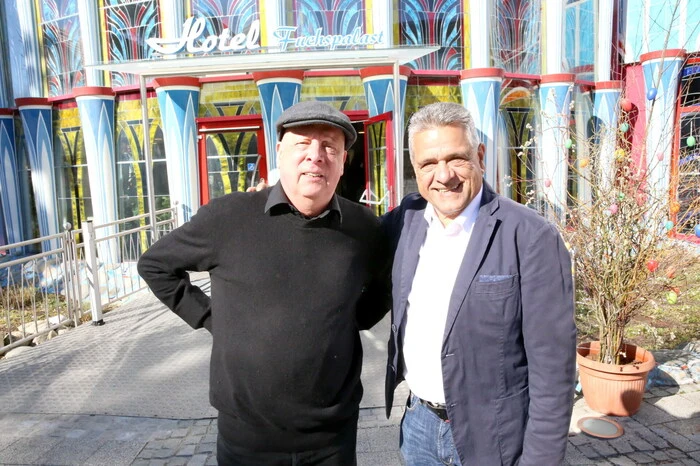 Sichtlich zufrieden mit dem enormen Besucherinteresse zeigte sich Bürgermeister Gerhard Mock (rechts) -  am Foto mit Musiker Martin Radinger -  bei der letzten Vorstellung am Sonntag, hatte er doch alles eingefädelt, dass „Der Mann von La Mancha“ nach St. Veit kam. 