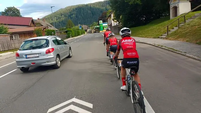 Da es auf der Strecke zwischen Millstätter See und Ossiacher See keinen baulich getrennten Radweg gibt, kommt es häufig zu gefährlichen Situationen