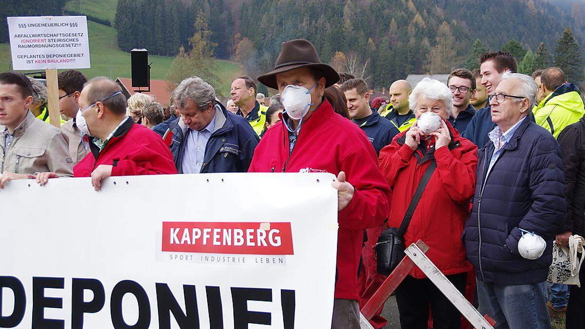 Gegen die Deponie hat sich eine breite Front gebildet