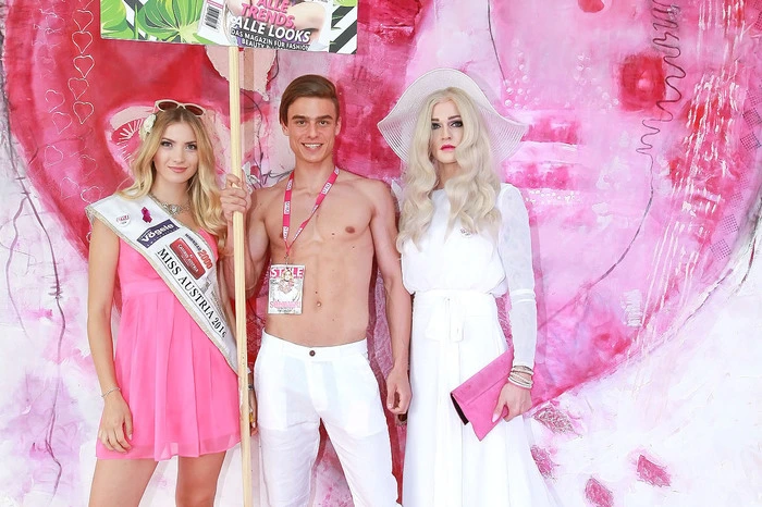 ... die sorgten mit ihrem "Style Commando" auch für die Verschönerung der Gäste. Rechts im Bild: Drag Queen Gloria Hole.