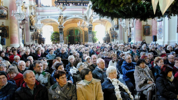Bis auf den letzten Platz gefüllt war die Pfarrkirche St. Veit bei einem weihnachtlichen Konzert.