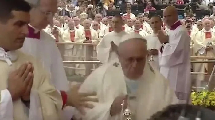 Papst Franziskus stürzte bei der Messe in Polen