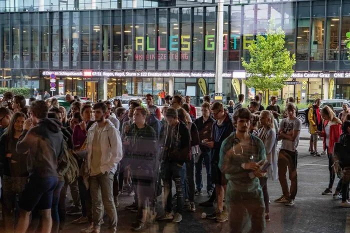 Die Kleine Zeitung wünschte den Tausenden Med-Uni-Bewerbern vor der Grazer Stadthalle "Alles Gute"