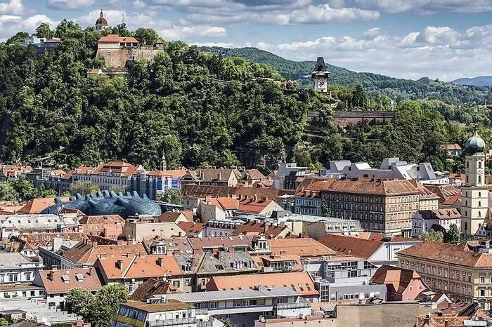 Gezeigt werden aber nicht nur die touristischen Hot Spots wie Schloßberg, Uhrturm und Sporgasse, .....