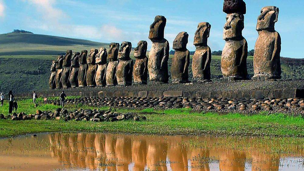 Die berühmten Moai-Köpfe in eindrucksvoller Parade 