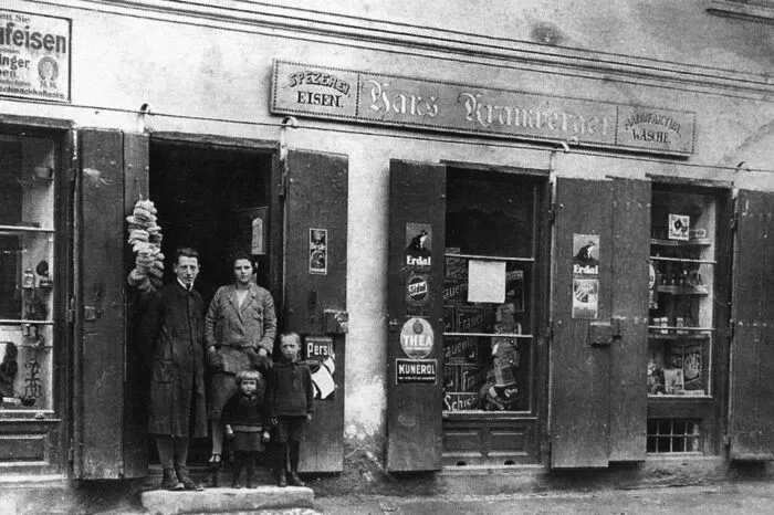 1928: Die Händler arbeiten im Erdgeschoss und wohnen im Stockwerk über ihren Geschäftslokalen.