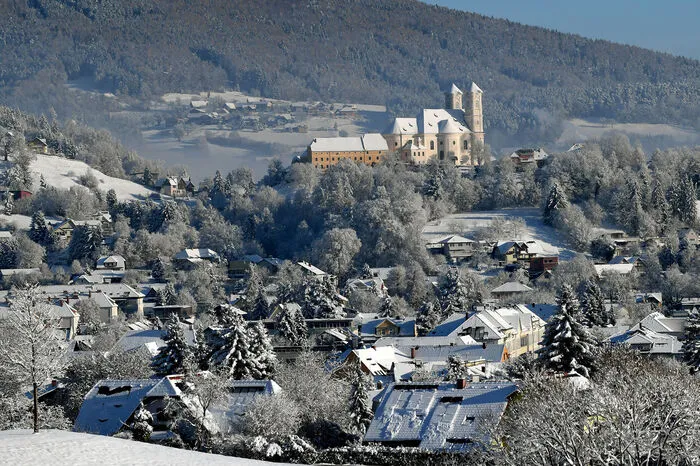 Die Stadt Weiz von Westen aus gesehen im winterlichen Kleid.