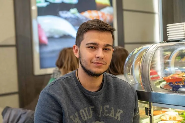 "Ich kann mir vorstellen, dass der Roboter zuverlässiger ist als Menschen, mir ist beim Kellnern selbst schon das eine oder andere Getränk hinuntergefallen. Die Technologie hat aber Grenzen: In jedem Lokal ist sie sicher nicht einsetzbar. Sogar hier, wo genügend Platz ist, sind oft Hindernisse im Weg."