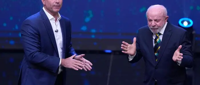 Brasiliens Präsident Luiz Inácio Lula da Silva (rechts) und sein konservativer Herausforderer Flávio Bolsonaro bei einer TV-Debatte am 18. Oktober in São Paulo. Wenige Tage vor der Stichwahl um das Präsidentenamt lieferten sich die beiden Kandidaten einen Schlagabtausch vor laufenden Kameras
