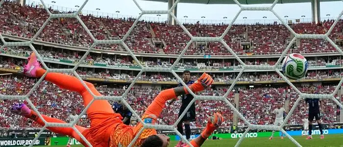 Da ist es passiert: Uruguays Schlussmann Muslera wehrte einen Schuss von Baena ins eigene Tor ab –Spanien ist Gruppensieger, Uruguay out