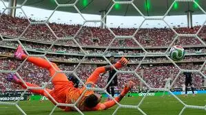 Da ist es passiert: Uruguays Schlussmann Muslera wehrte einen Schuss von Baena ins eigene Tor ab –Spanien ist Gruppensieger, Uruguay out