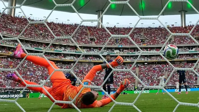 Da ist es passiert: Uruguays Schlussmann Muslera wehrte einen Schuss von Baena ins eigene Tor ab –Spanien ist Gruppensieger, Uruguay out