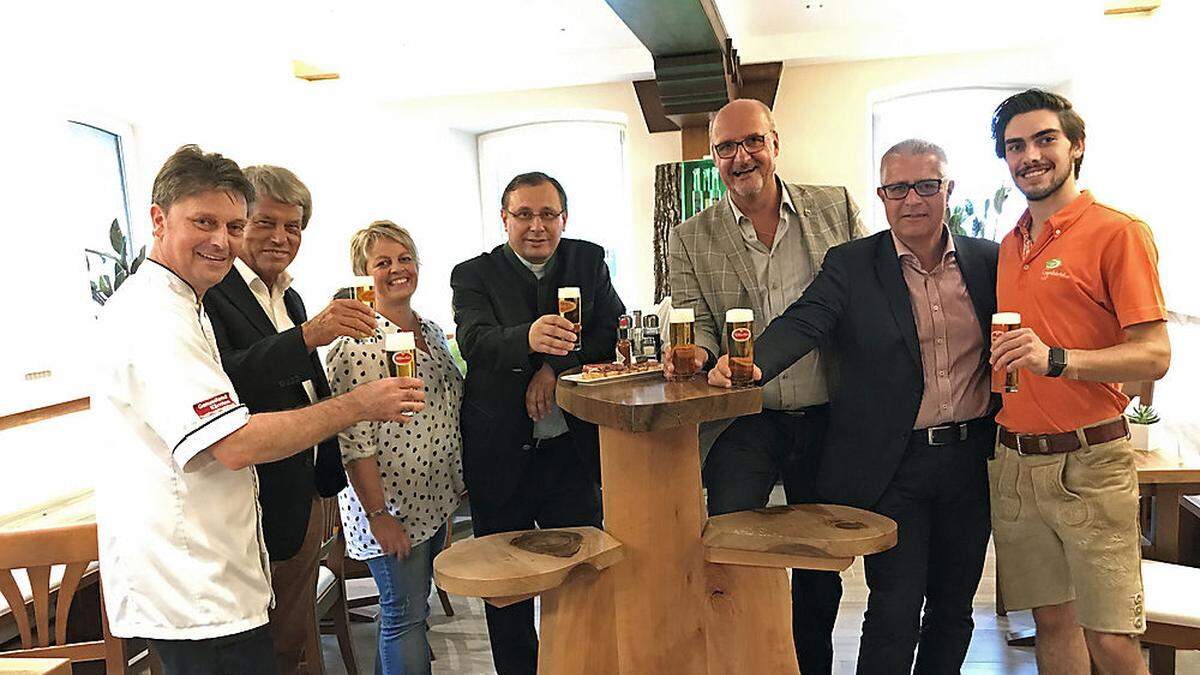 Gegendtalerwirt Peter Kramer, Tourismusreferent Otto Steiner, Gemeinderätin Miriam Kalin, Pfarrer Tadeusz Celusta, Bürgermeister Klaus Glanznig, Brauereidirektor Thomas Santler, Julian Kramer (von links)