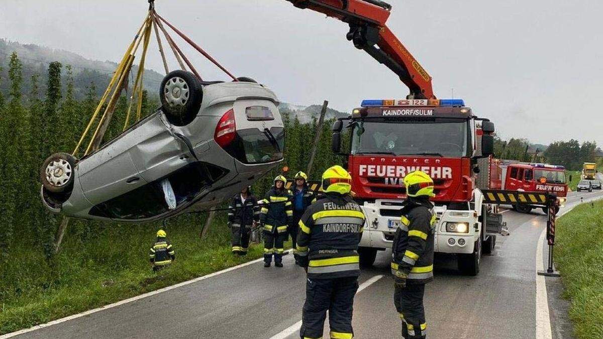 Die Freiwilligen Feuerwehren Maltschach und Kaindorf an der Sulm bargen das Wrack