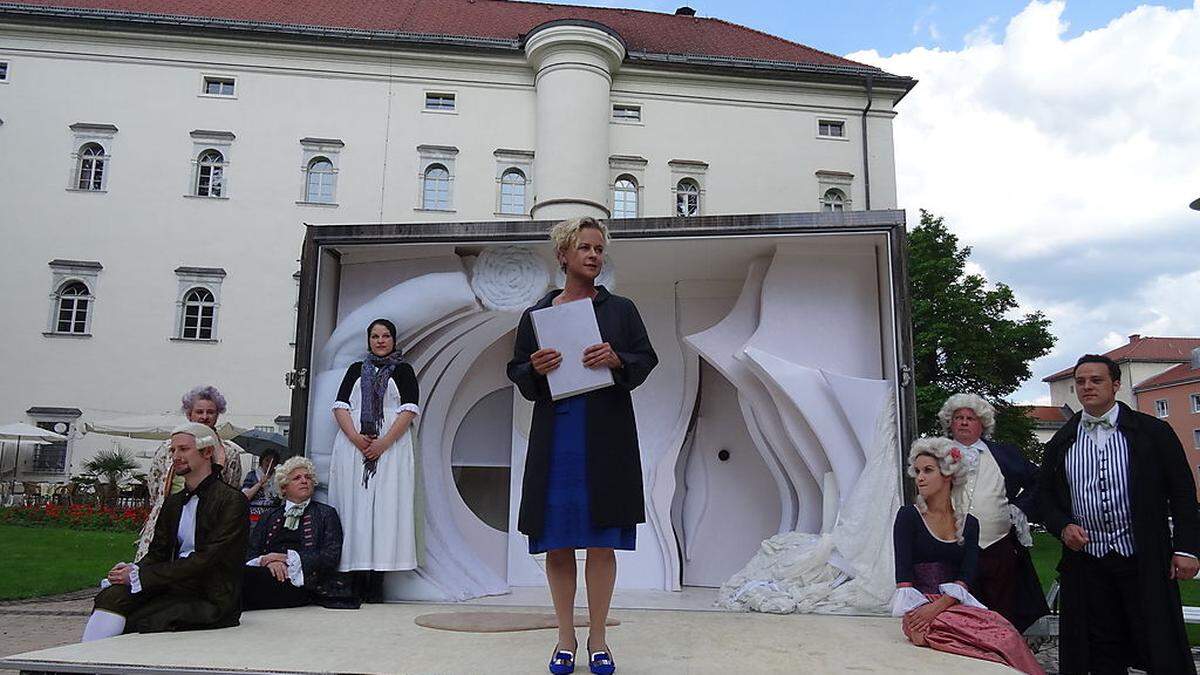 Intendantin Angelica Ladurner und das Ensemble stellten im Spittaler Schlosspark den neuen Theaterwagen vor