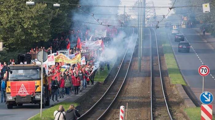 Am Freitag versammelten sich 7500 Stahlkocher in Bochum zu einer Großdemonstration. DGB-Chef Reiner Hoffmann warf der Unternehmensleitung von ThyssenKrupp vor, keine Rücksicht auf die Interessen der Arbeitnehmer zu nehmen. Alternativen würden nicht geprüft, so Hoffmann.