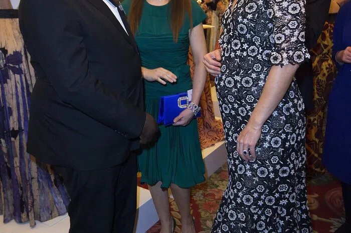 Kate, die im siebenten Monat schwanger ist, trug ein Kleid von Erdem. Hier ist sie im Gespräch mit Vogue-Editor Edward Enninful und Livia Firth.