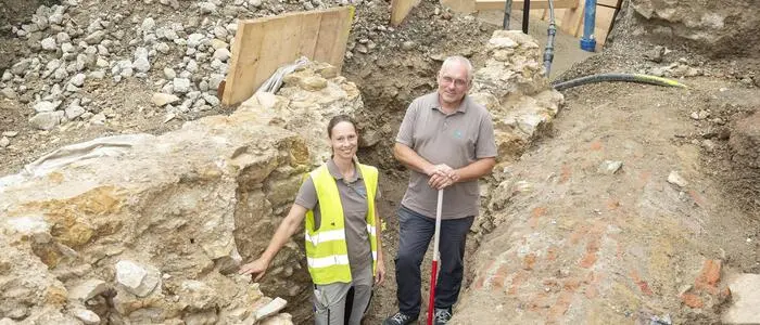 Grabungsleiterin Ortrun Kögler und Projektleiter Dimitrios Boulasikis (beide archnet) in der Grube am Tummelplatz vor dem Akademischen Gymnasium – hier fand man Reste der Stadtmauer und eines Basteiturms