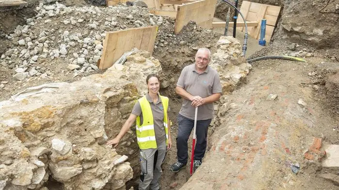 Grabungsleiterin Ortrun Kögler und Projektleiter Dimitrios Boulasikis (beide archnet) in der Grube am Tummelplatz vor dem Akademischen Gymnasium – hier fand man Reste der Stadtmauer und eines Basteiturms