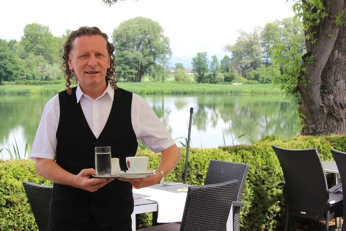 Wolfgang "Max" Glanznig, Chefober im "Anfora" am St. Andräer See: "Obwohl der Gast jetzt eh lieber im Freien auf der Terrasse sitzt, empfinde ich das Arbeiten ohne Maske sehr angenehem…"
