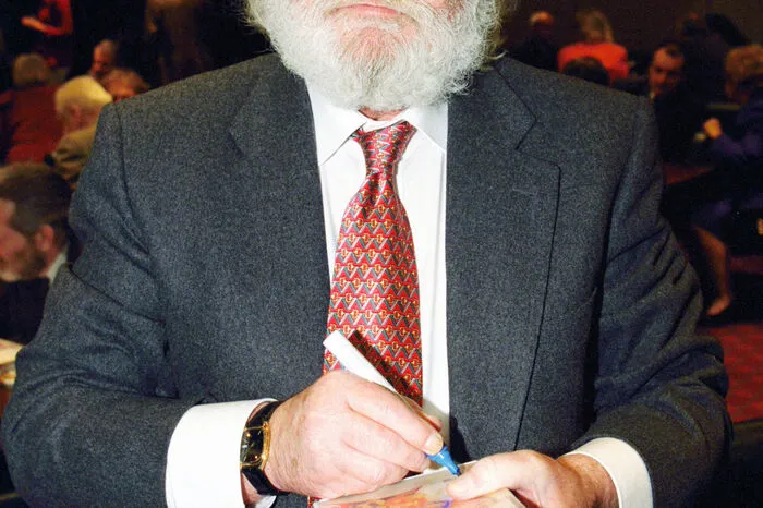 Es war der Mann hinter der ORF-Erfolgsserie "Kaisermühlen Blues": Ernst Hinteregger. Der Drehbuchautor starb 2012 mit 80 Jahren.