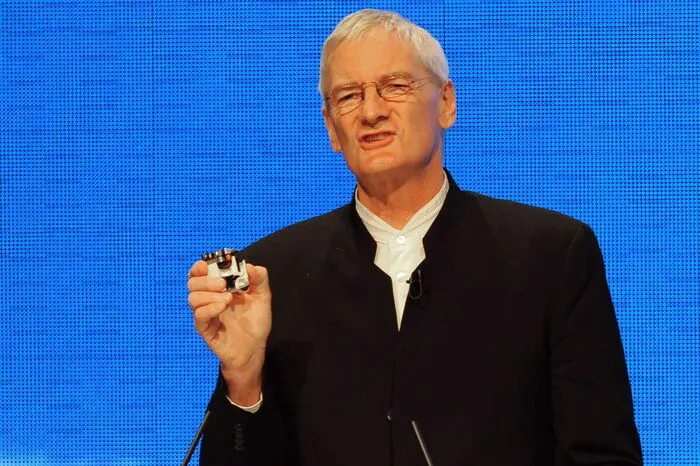 Staubsaugerhersteller Dyson will Elektroautos bauen - und damit schon 2021 an die Dose gehen. Während sich der Seniorchef Sir James Dyson (71) auf das Design konzentrieren will, treibt sein Sohn Jake Dyson federführend das Projekt voran. 2020 soll das erste Modell gezeigt werden, drei Stromer sind vorerst in Planung.